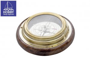 kompas-na-drewnianej-podstawie
